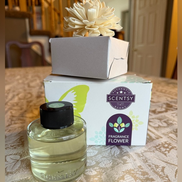 Authentic Scentsy Fragrance Flower Aloe & Cucumber - Picture 1 of 3